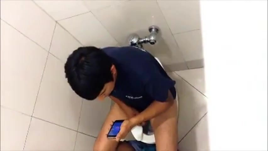 Str8 spy guy in public toilet