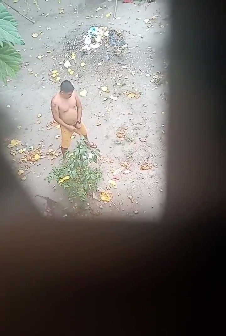 CATCHING MEN PISSING OUTSIDE 7