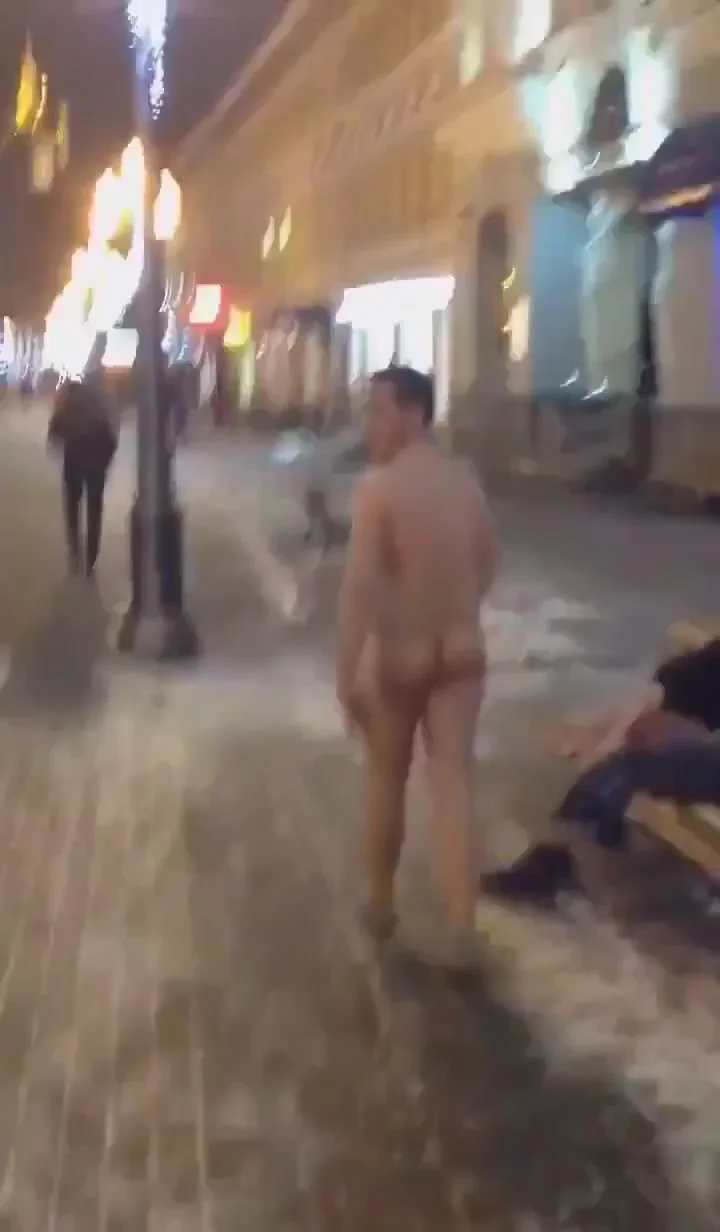 GUY STRIPS NAKED IN PUBLIC - ThisVid.com