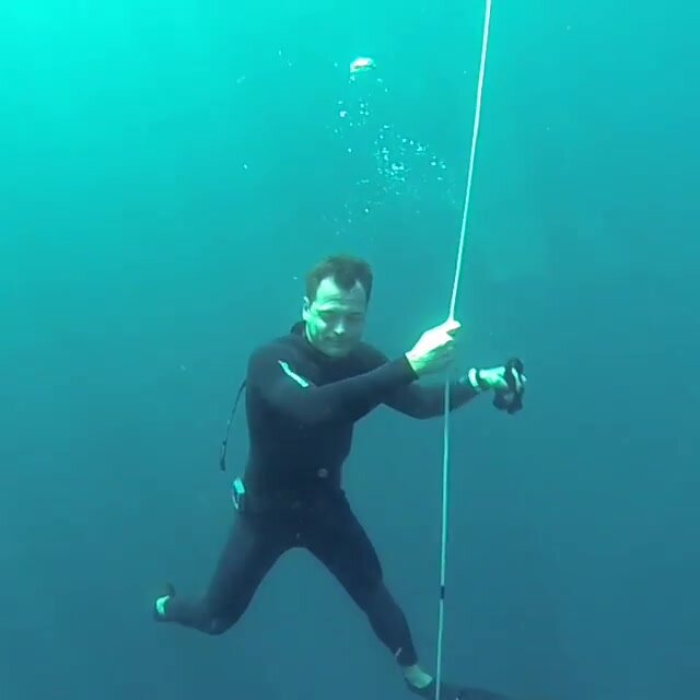 Freediver remove mask underwater