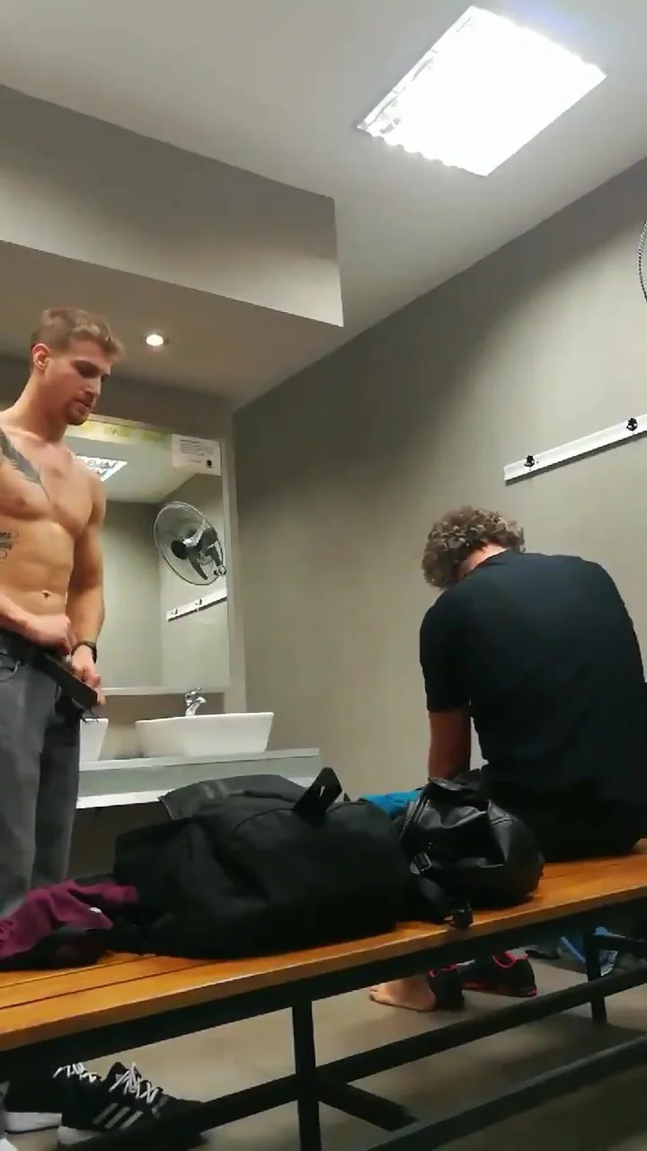 Changing room camera fit guy - ThisVid.com