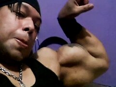 MASSIVE MOSTER BICEPS SIZE 62 CM/24 INCH