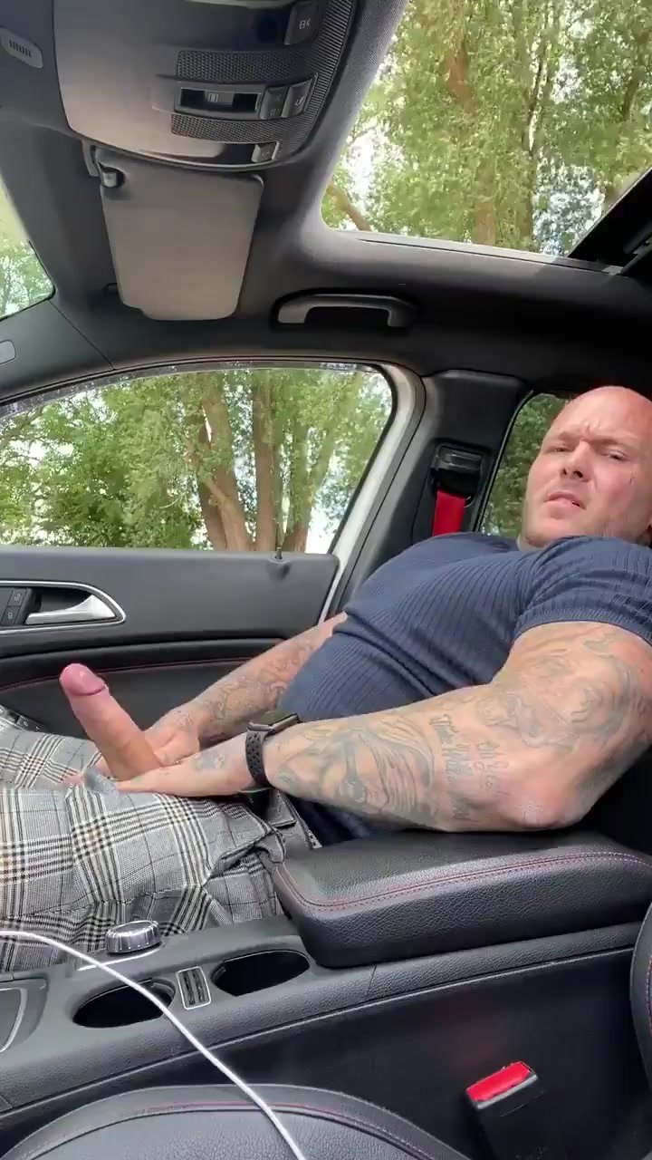 Big bull daddy skinhead jacks off in car