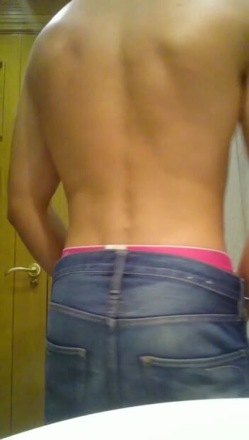19 MUSCULAR GUY STRIPTEASE