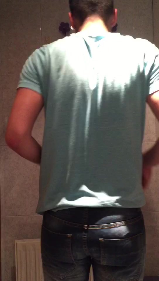 20 YEARS OLD BOY SHOWS ASS IN JEANS