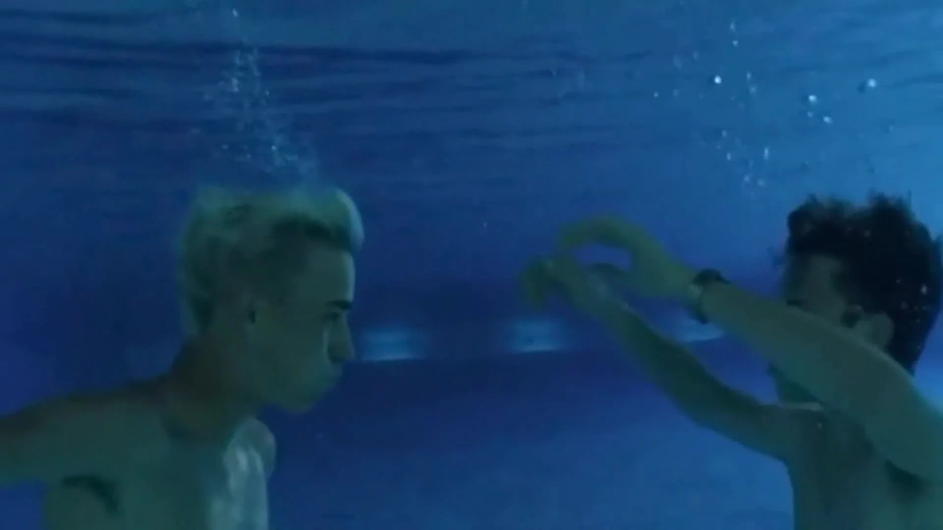 Gay buddies kissing barefaced underwater - ThisVid.com