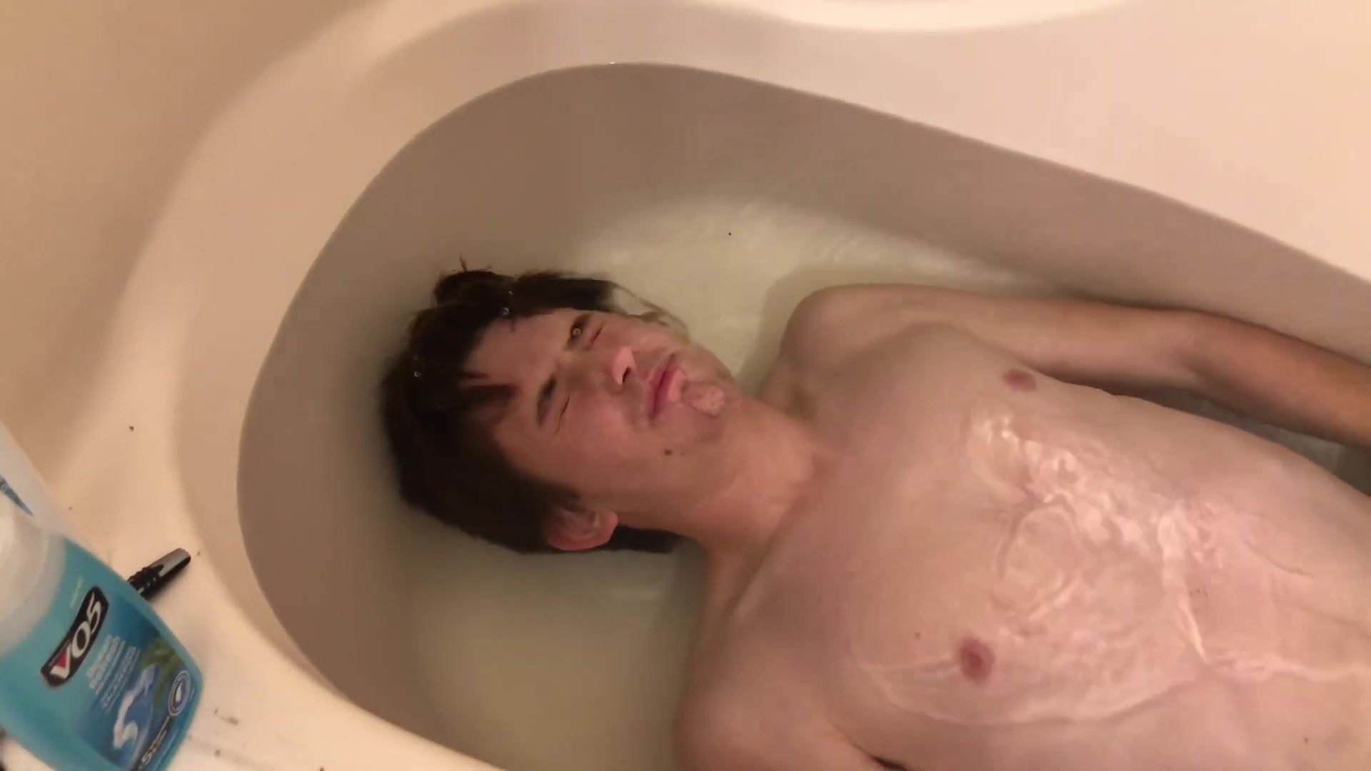 Underwater barefaced bath challenge - video 2