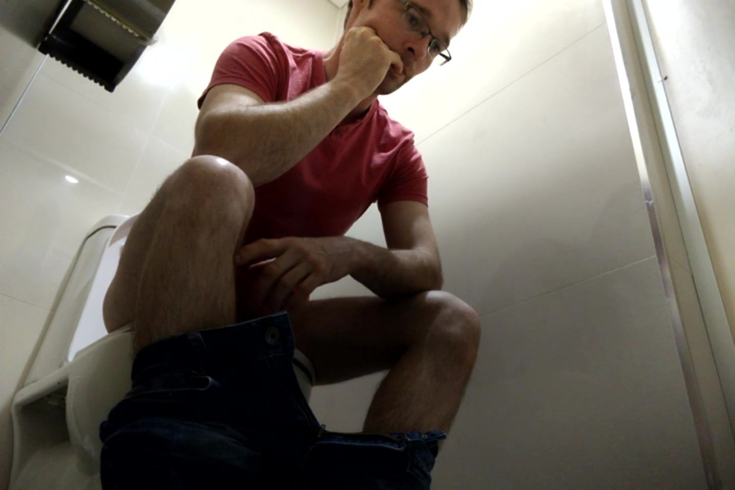 гей порно скрытая камера в мужском туалете фото 51