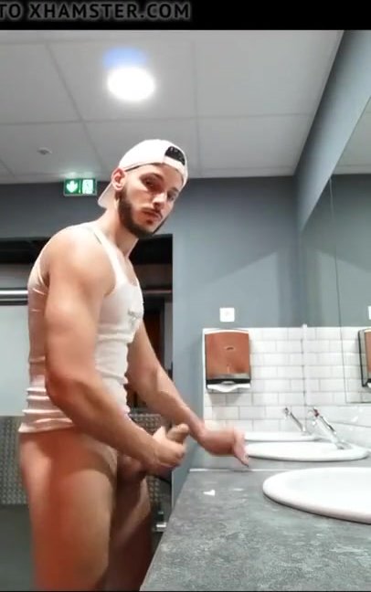 Horny bate addict nuts at the gym