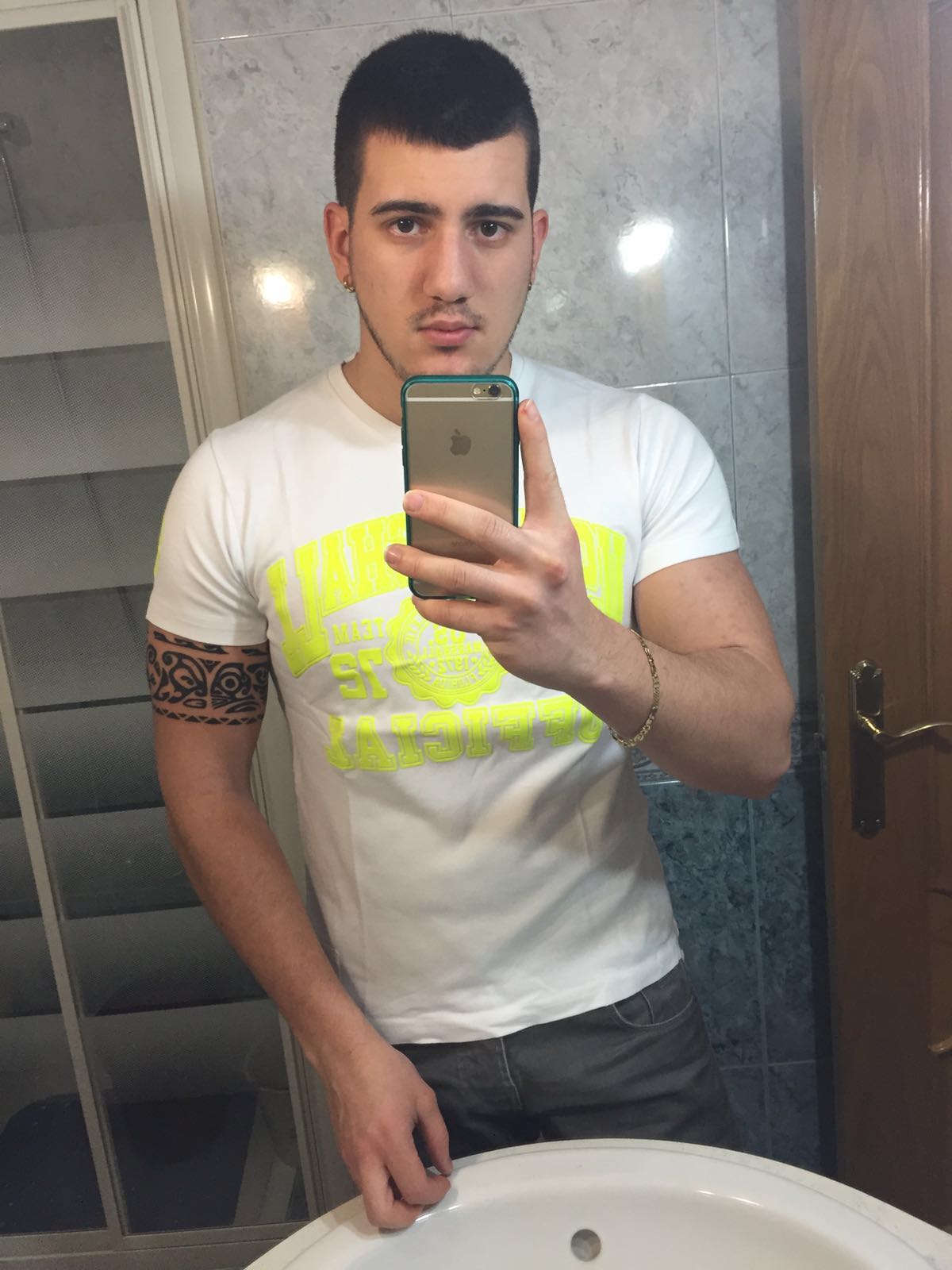20 YEARS OLD GUY STRIPTEASE