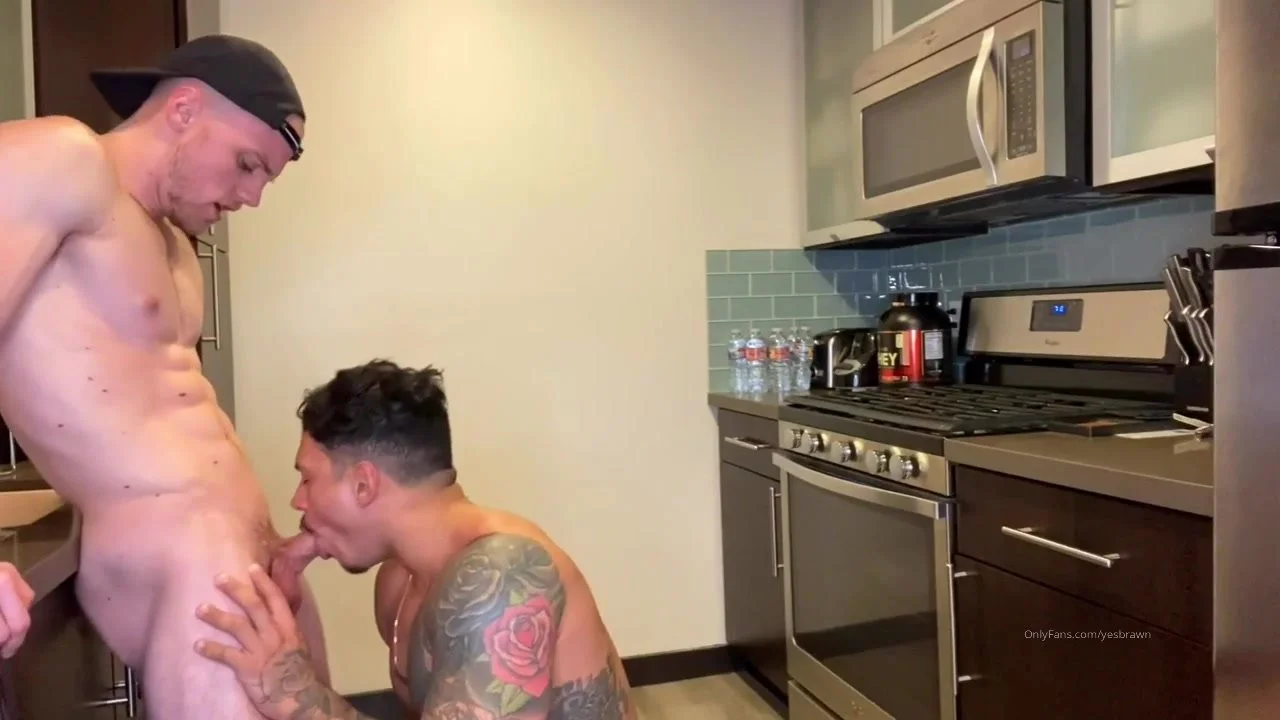 Naked male muscle: Kitchen Fuck - video 6 - ThisVid.com