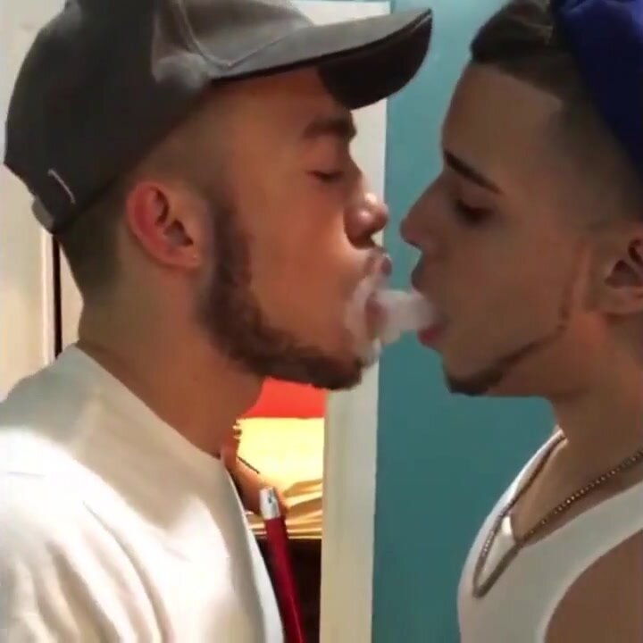 Kiss Me Kiss Me Kiss me - video 2