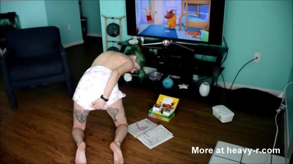 Girl With Green Hair Mess Her Diaper And Then Masturbates In It