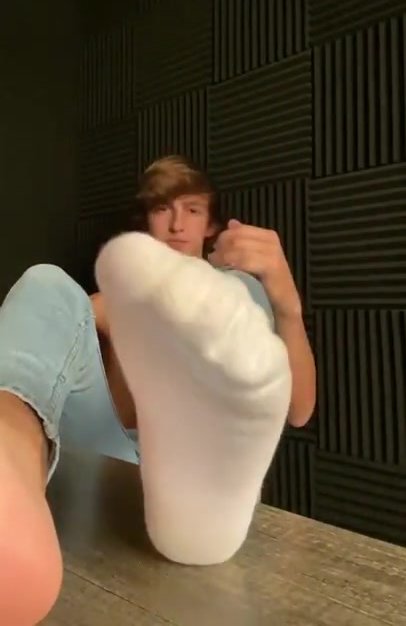Twink Takes His Shoes and Socks Off