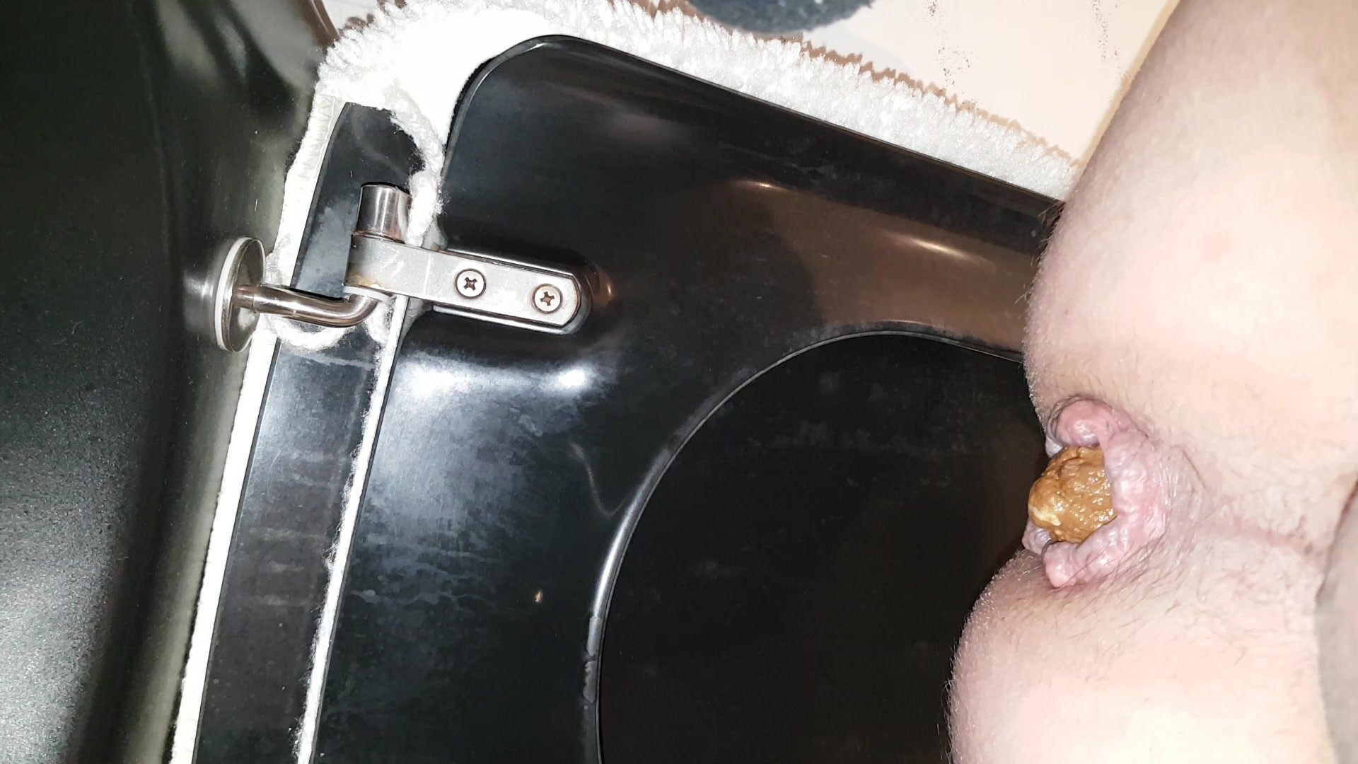 Guarda big shit on toilet video 4 su ThisVid, il sito di HD tube con la più...