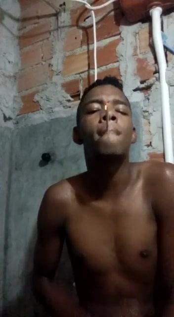 Fumando e batendo punheta