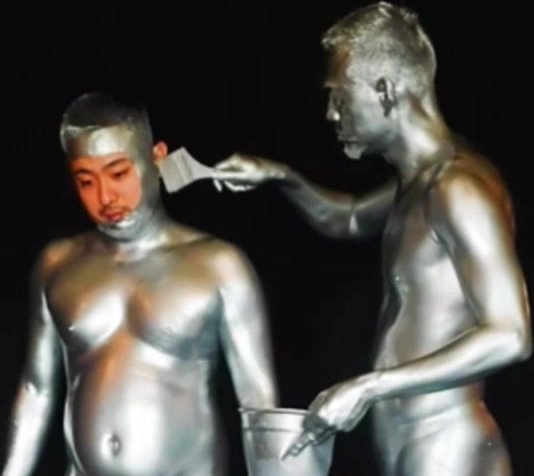 534px x 476px - BodyPainting: Metallic silver play - ThisVid.com