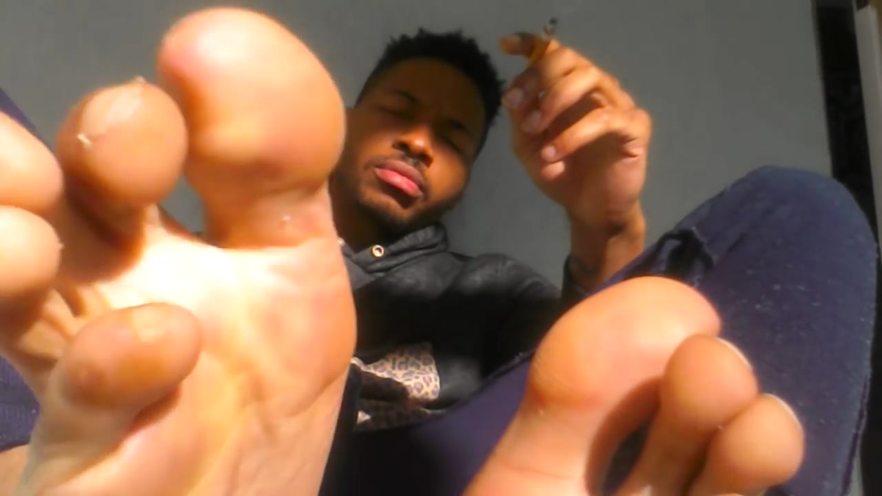 Thug shows his sexy toes