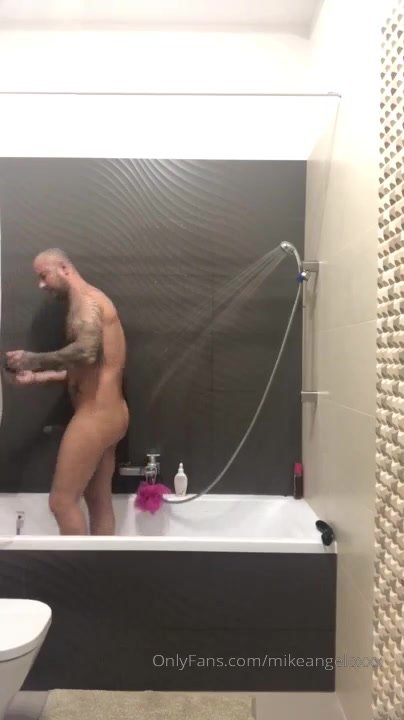 HOT PORNSTAR MIKE IN THE SHOWER