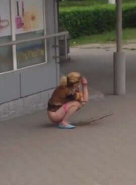 Voyeur - unashamed blonde pissing in the street