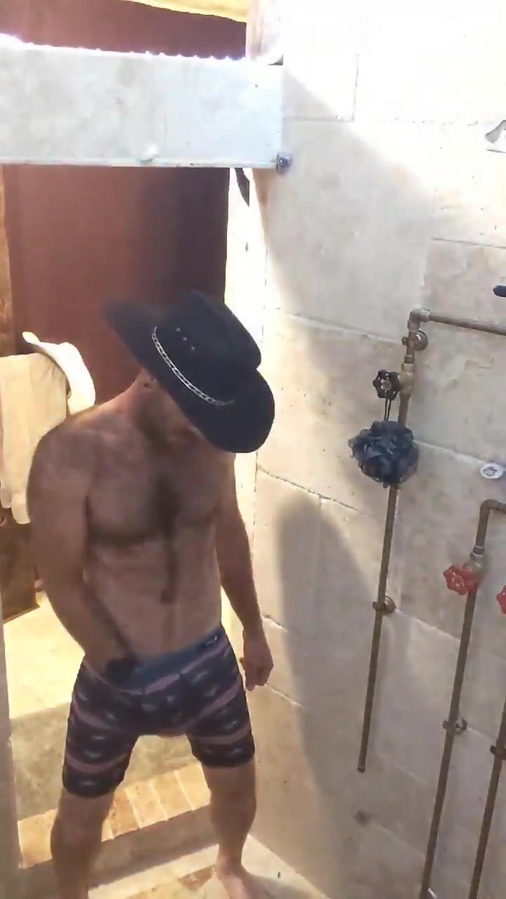 GAY DADDY PISSING IN THE TOILET ThisVid Com