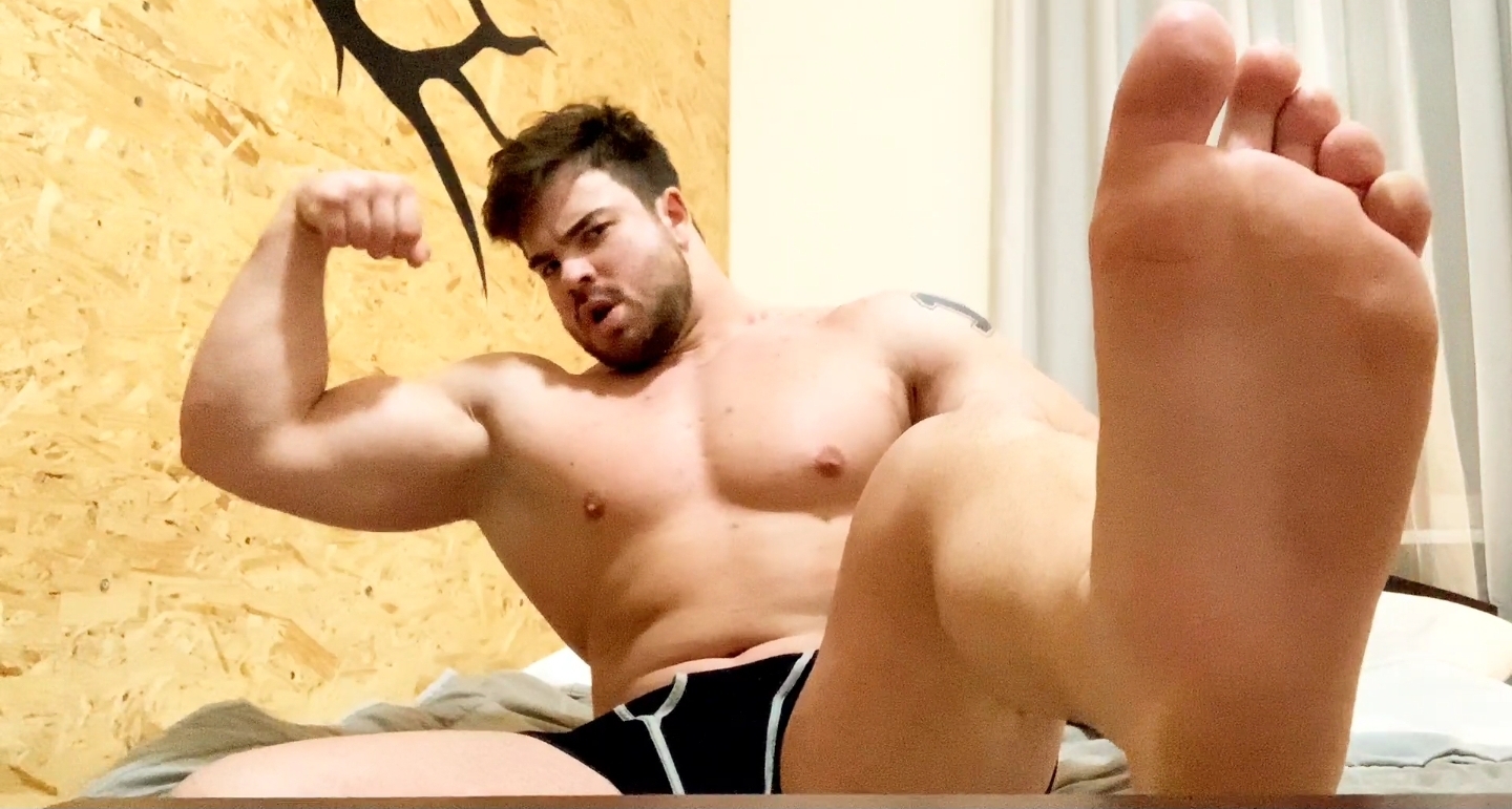 Muscle buff bodybuilder and his big and strong soles feet!