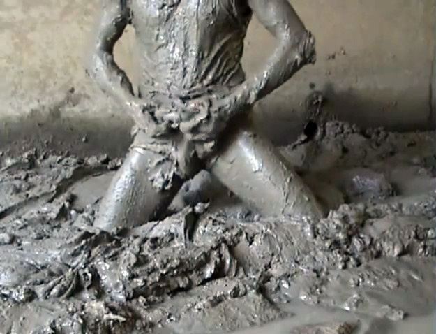 Amateur guy masturbates in the mud and films it