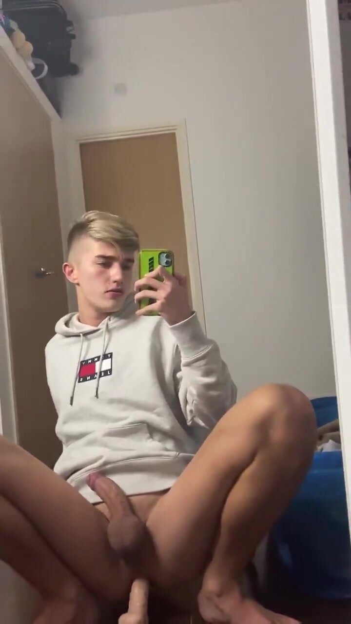 Twink enjoy dildo