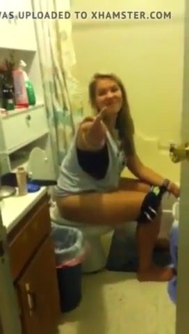 Hot Girl pooping on the potty