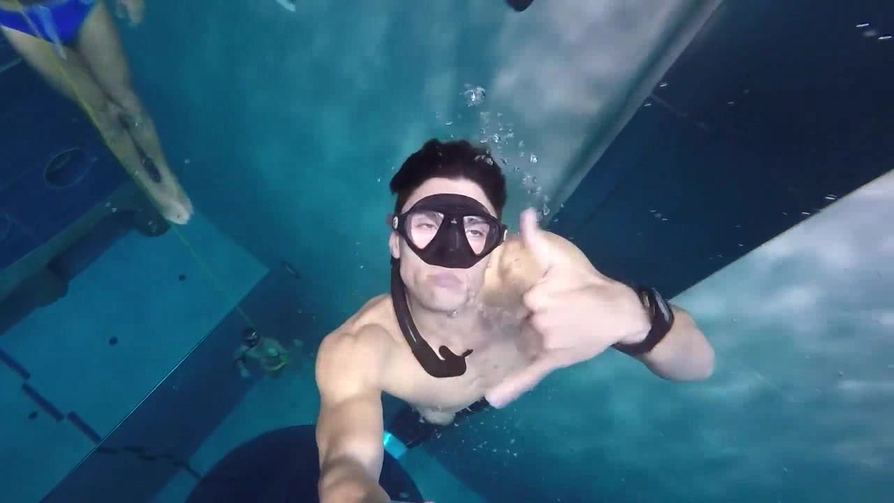 Italians hotties underwater in bulging speedos