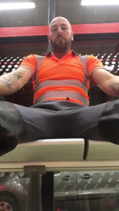 urinalfagg pisses himself at the station