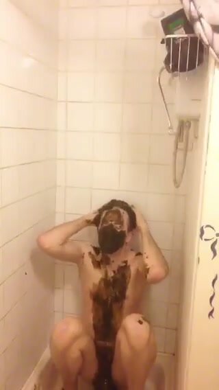 Pig pours shit all over himself
