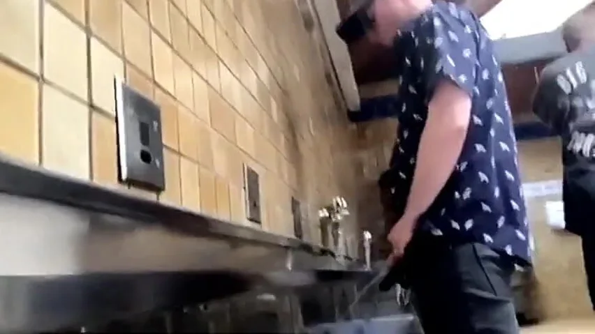 Urinal spy: Busy Urinal 3 - ThisVid.com