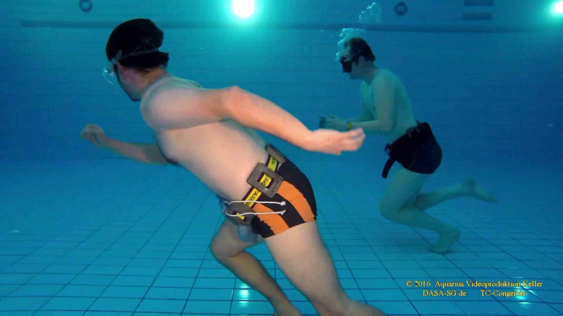 Breatholding men running underwater