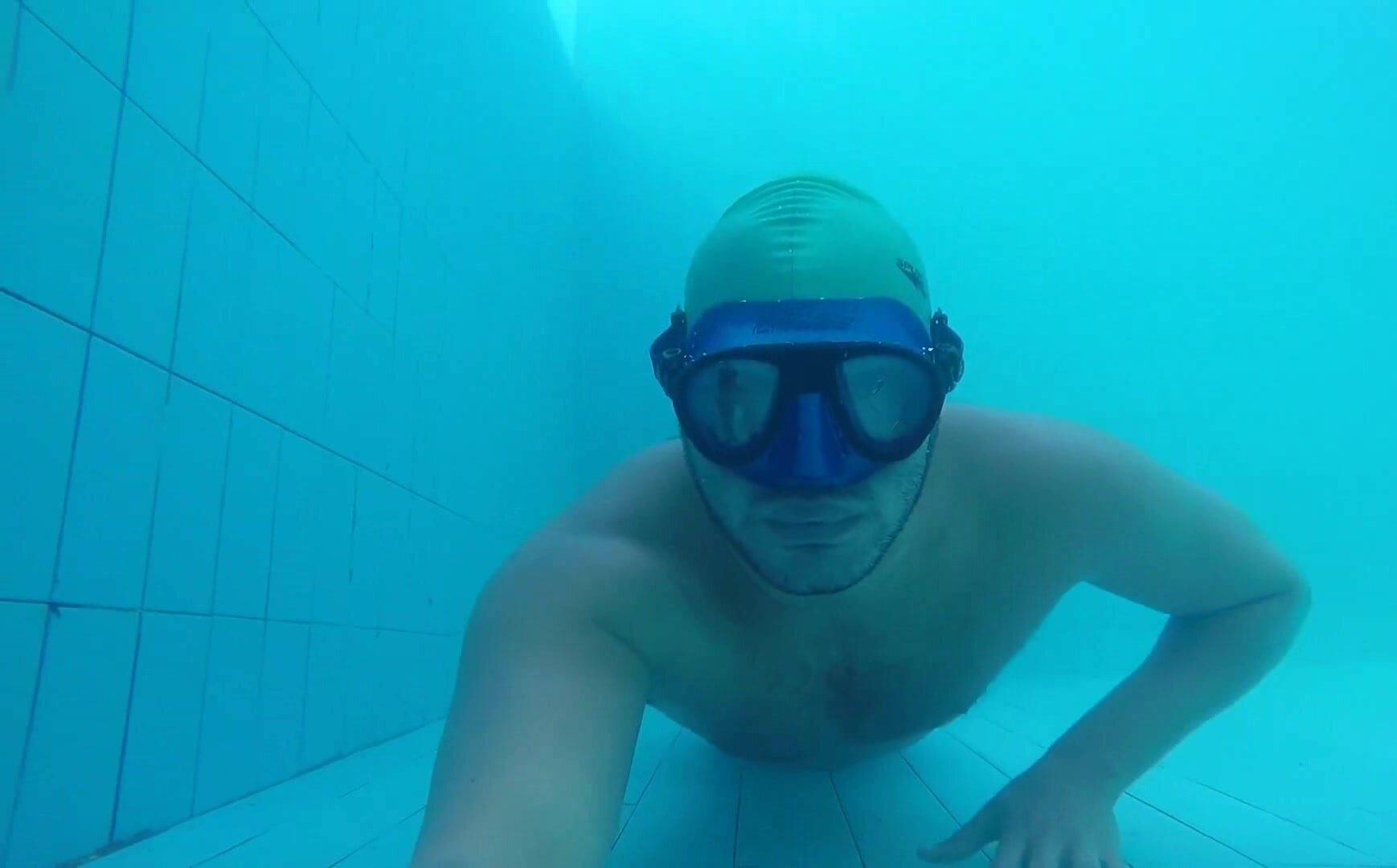 Kareem masked breathold underwater swim - ThisVid.com