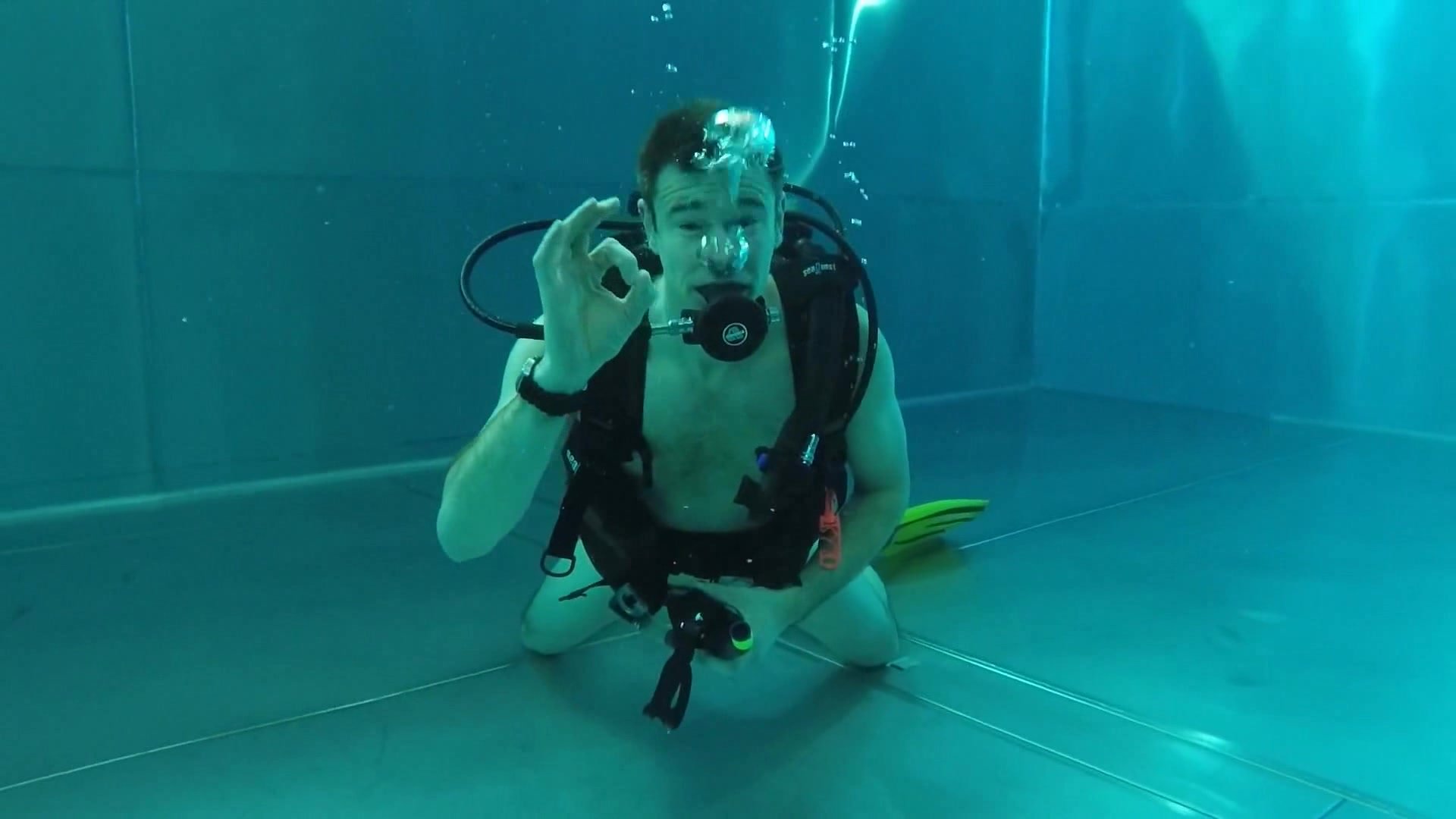 Speedo scubadiver removing mask underwater