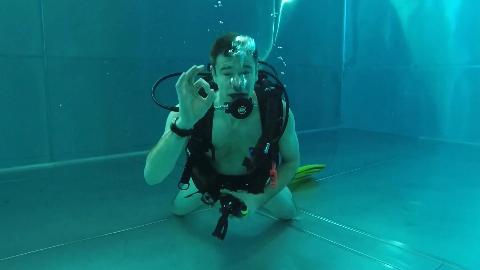 Speedo Scubadiver Removing Mask Underwater ThisVidcom