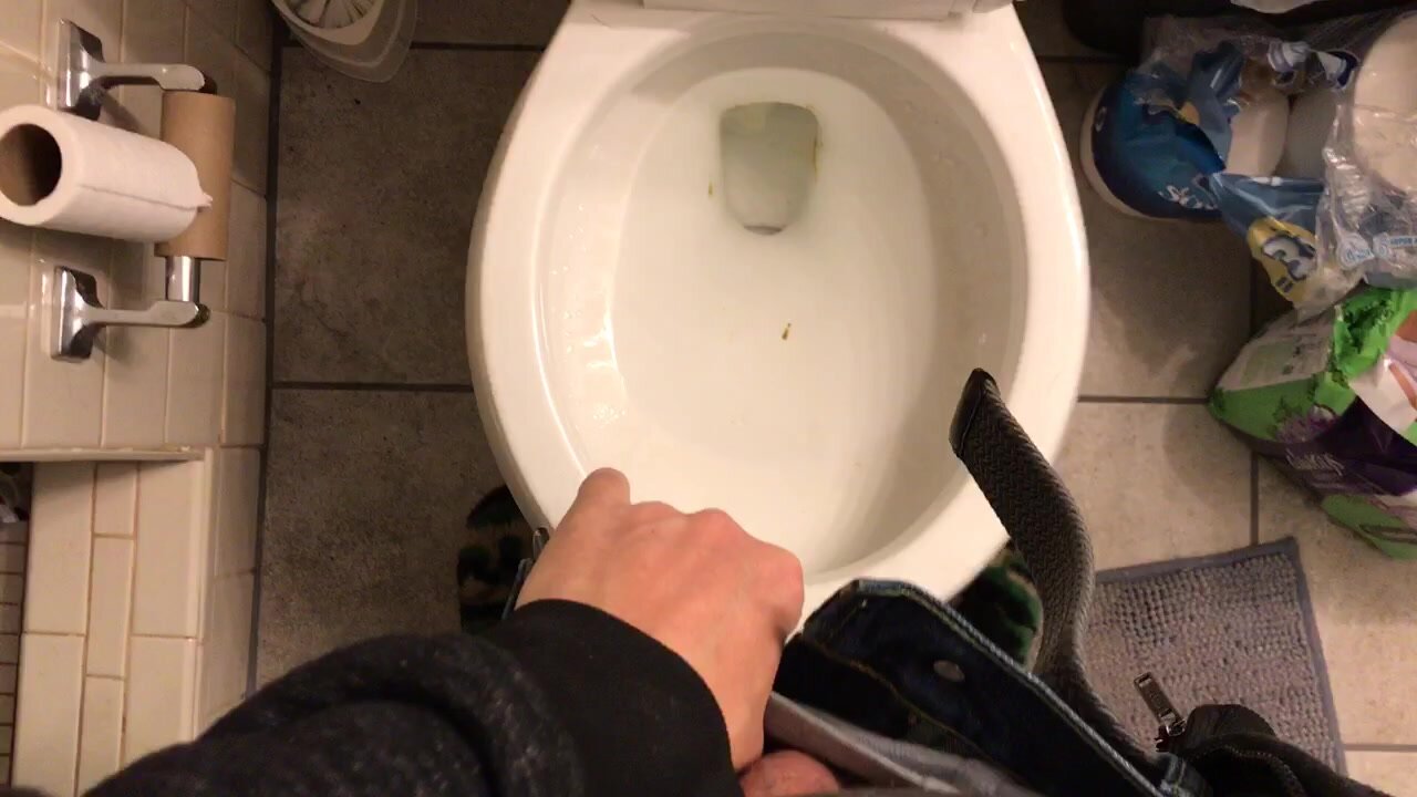 Toilet pissing - video 3