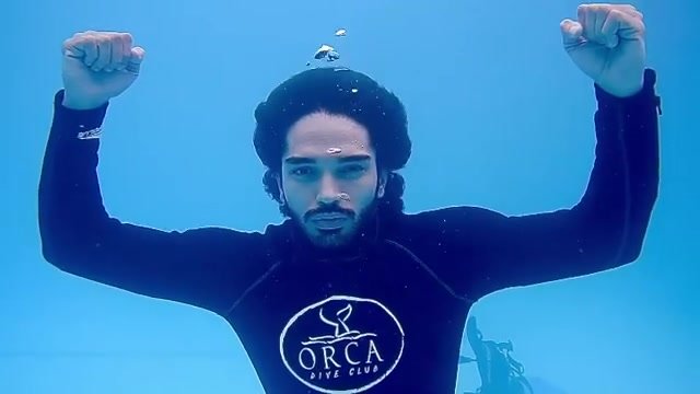 Indian wetsuit hottie breatholding barefaced underwater