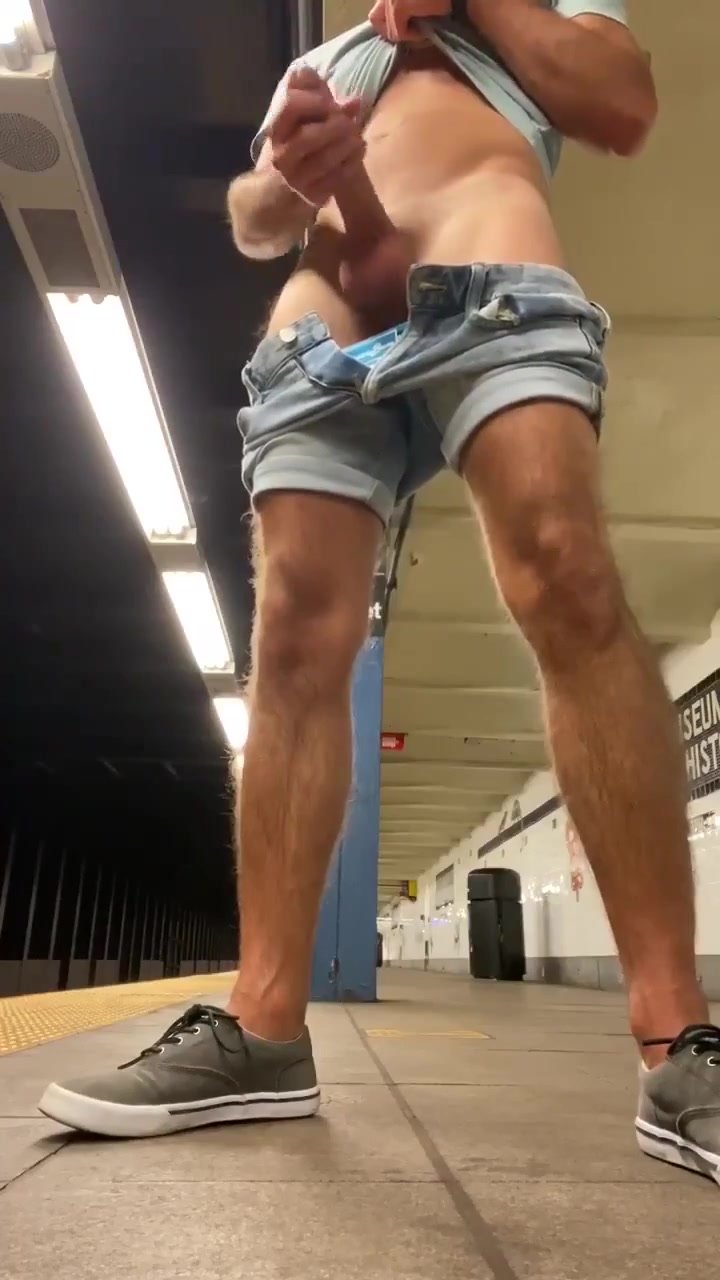 Hung guy jerks off in subway