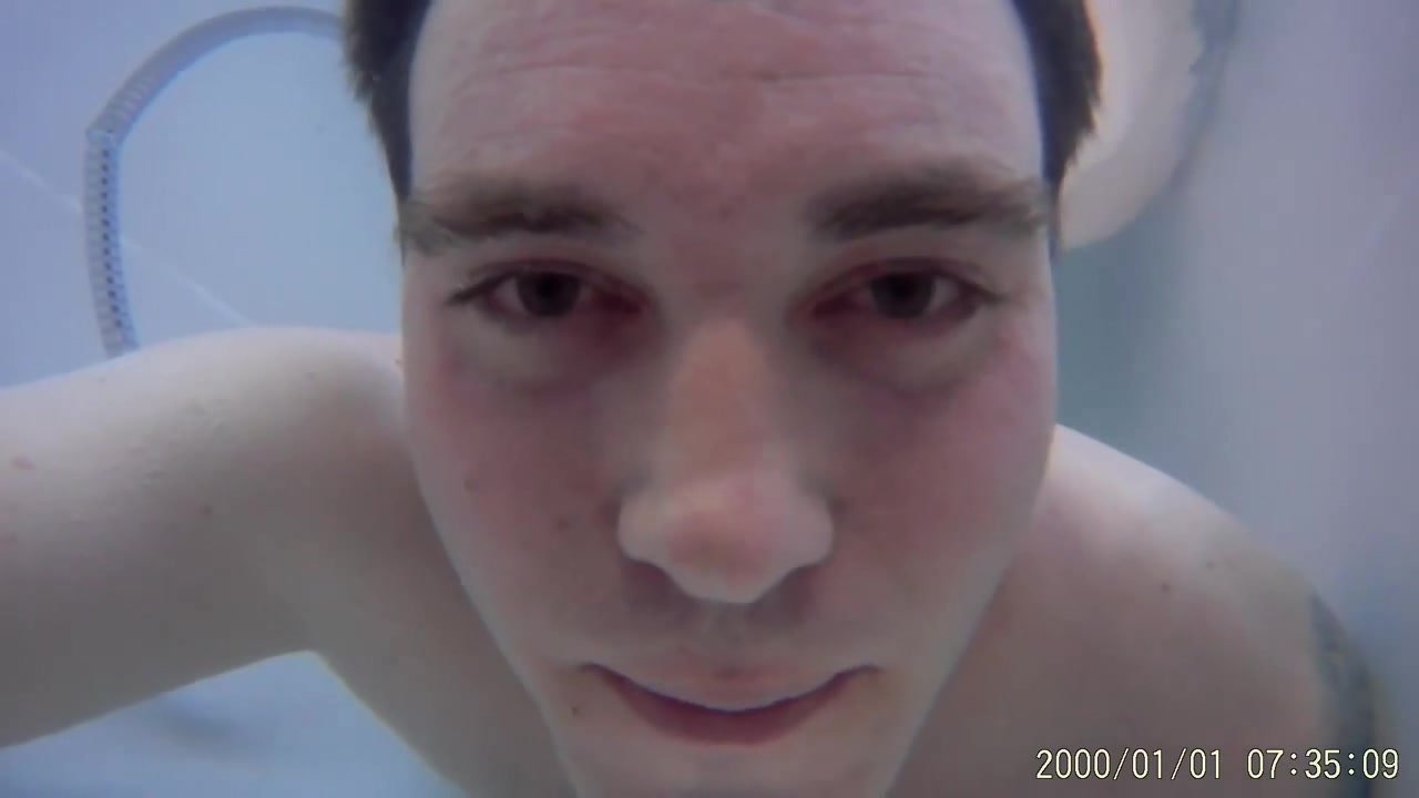 Breatholding barefaced in tub - video 4