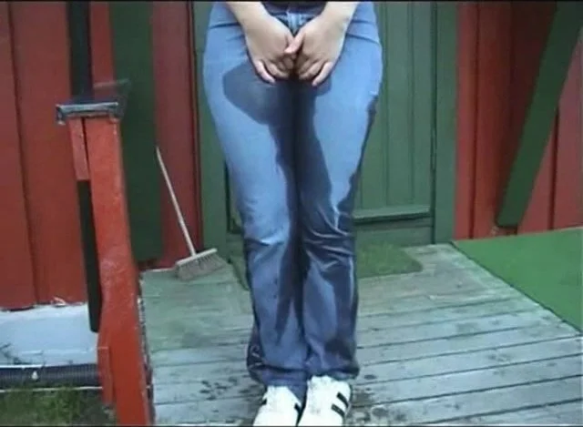 Snuppa Pees Her Jeans