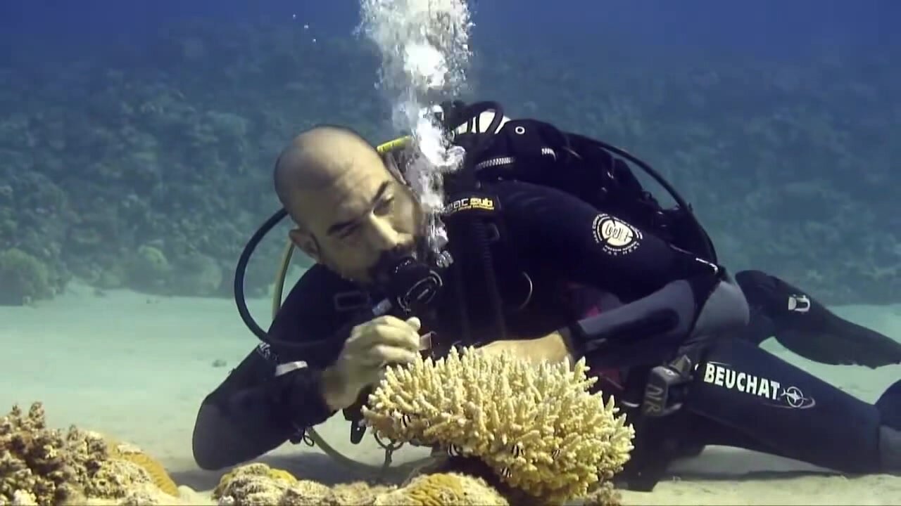 Cristian cleaning his mask underwater
