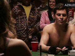 Hombre desnudo tras perder un juego de poker