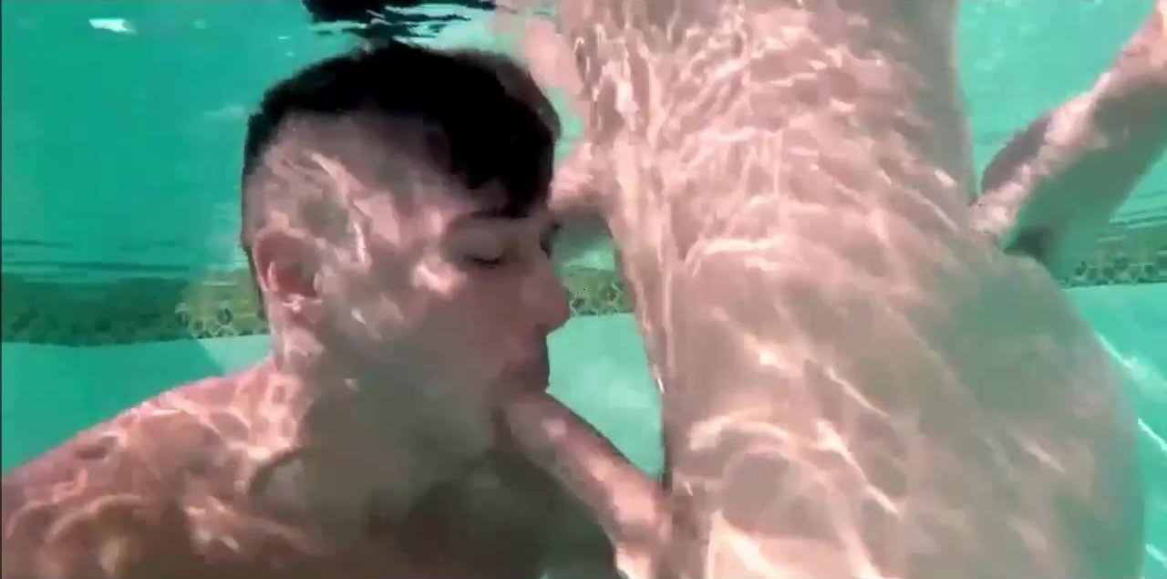 Underwater barefaced blowjobs in pool - video 2