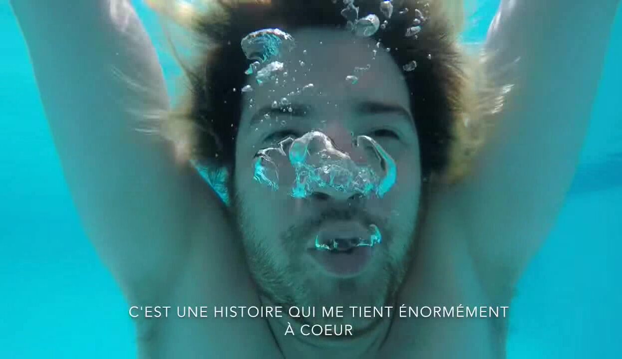 Barefaced frenchie speaking underwater