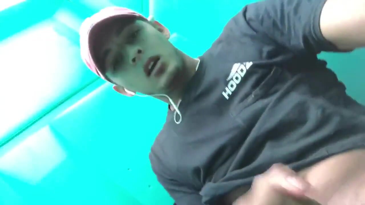 Hottie jerking and cumming in a porta potty while at work.