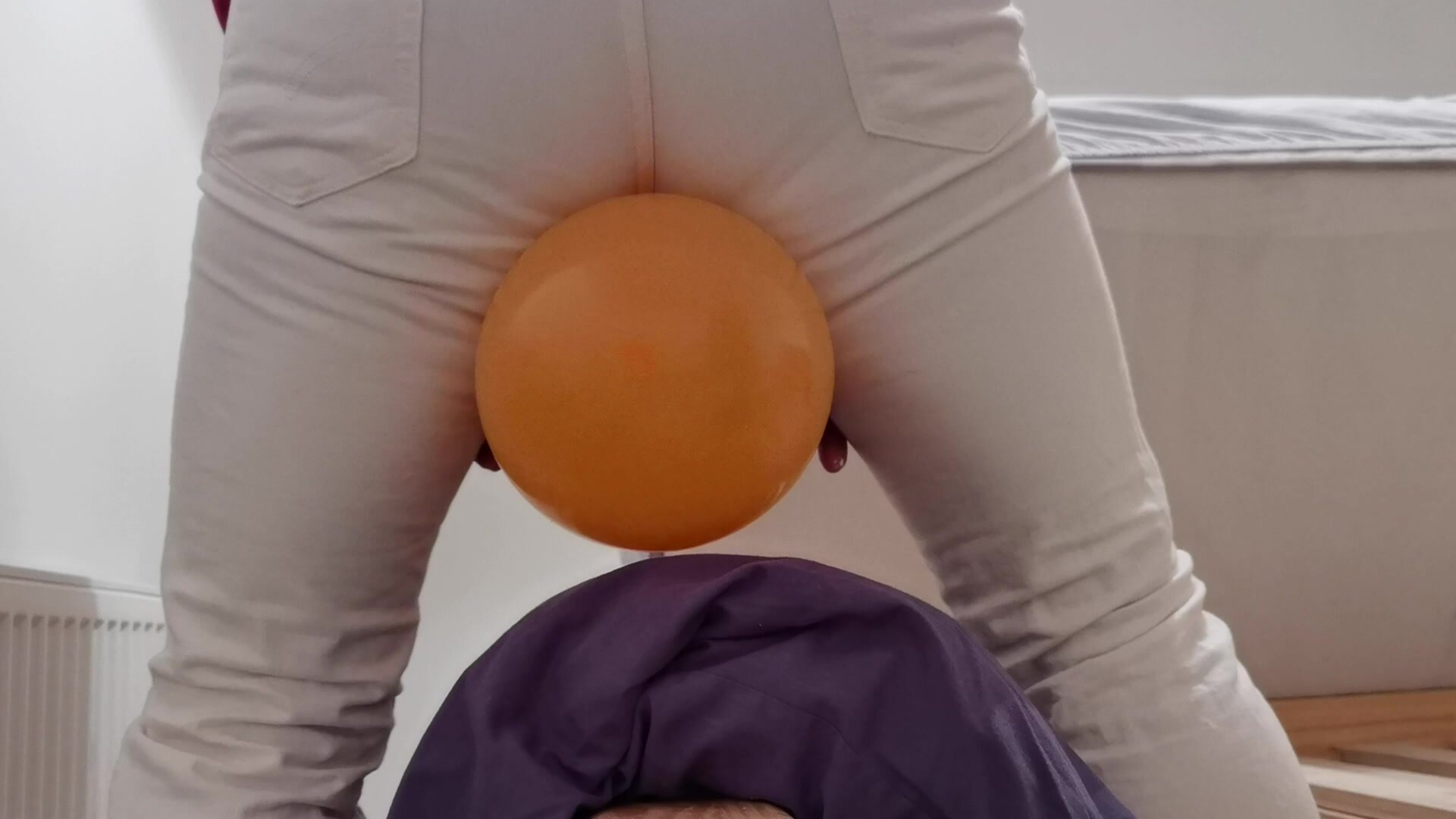 Sit popping balloon tight jeans - video 2