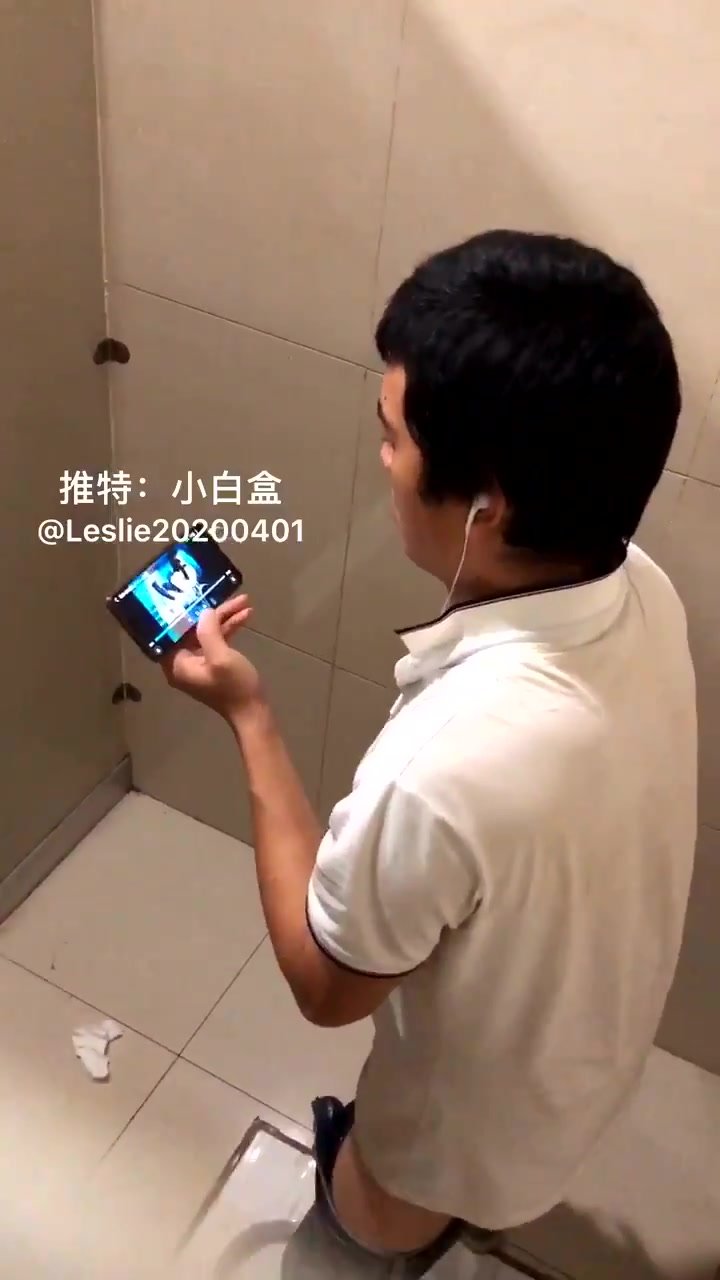 ASIAN BOY STROKING IN THE TOILET