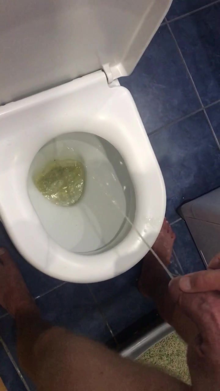 sloppy pissing in the toilet